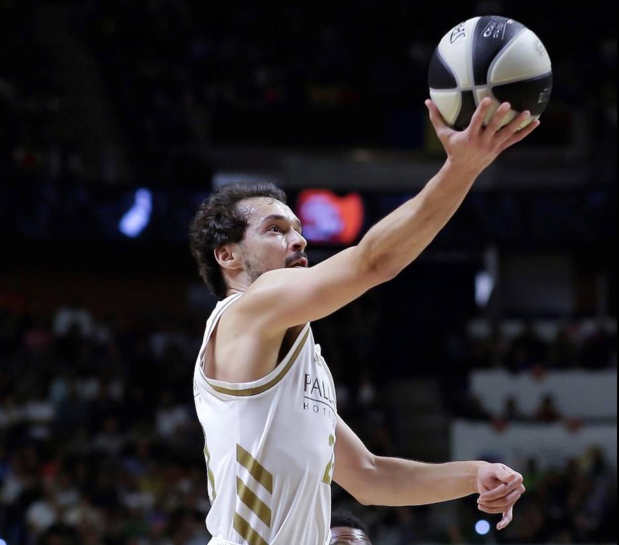 Sergio Llull entra a canasta durante un partido. 