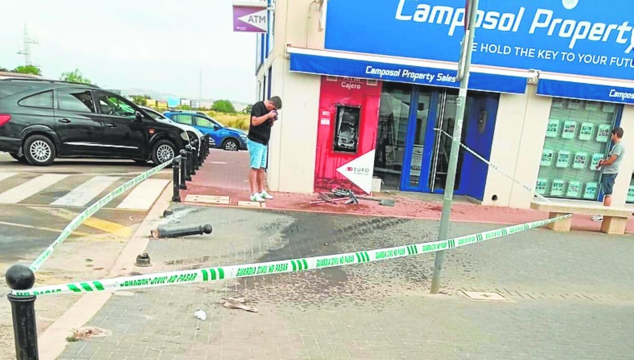 La Guardia Civil recaba pruebas del robo del cajero en Camposol, ayer.