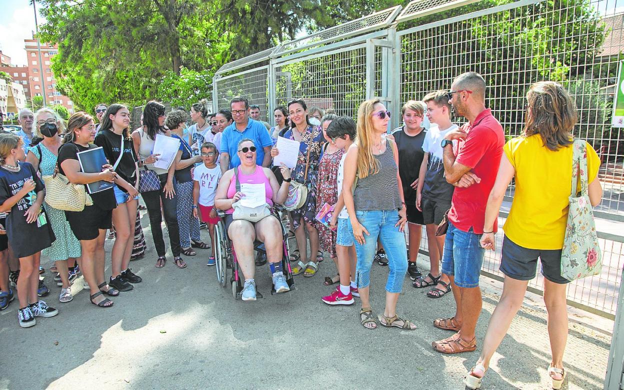 Concentración de padres de alumnos, ayer a las puertas del IES Ben Arabí. 
