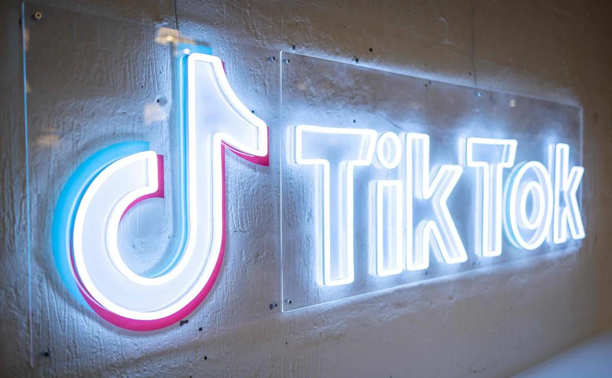 Letrero luminoso de TikTok.