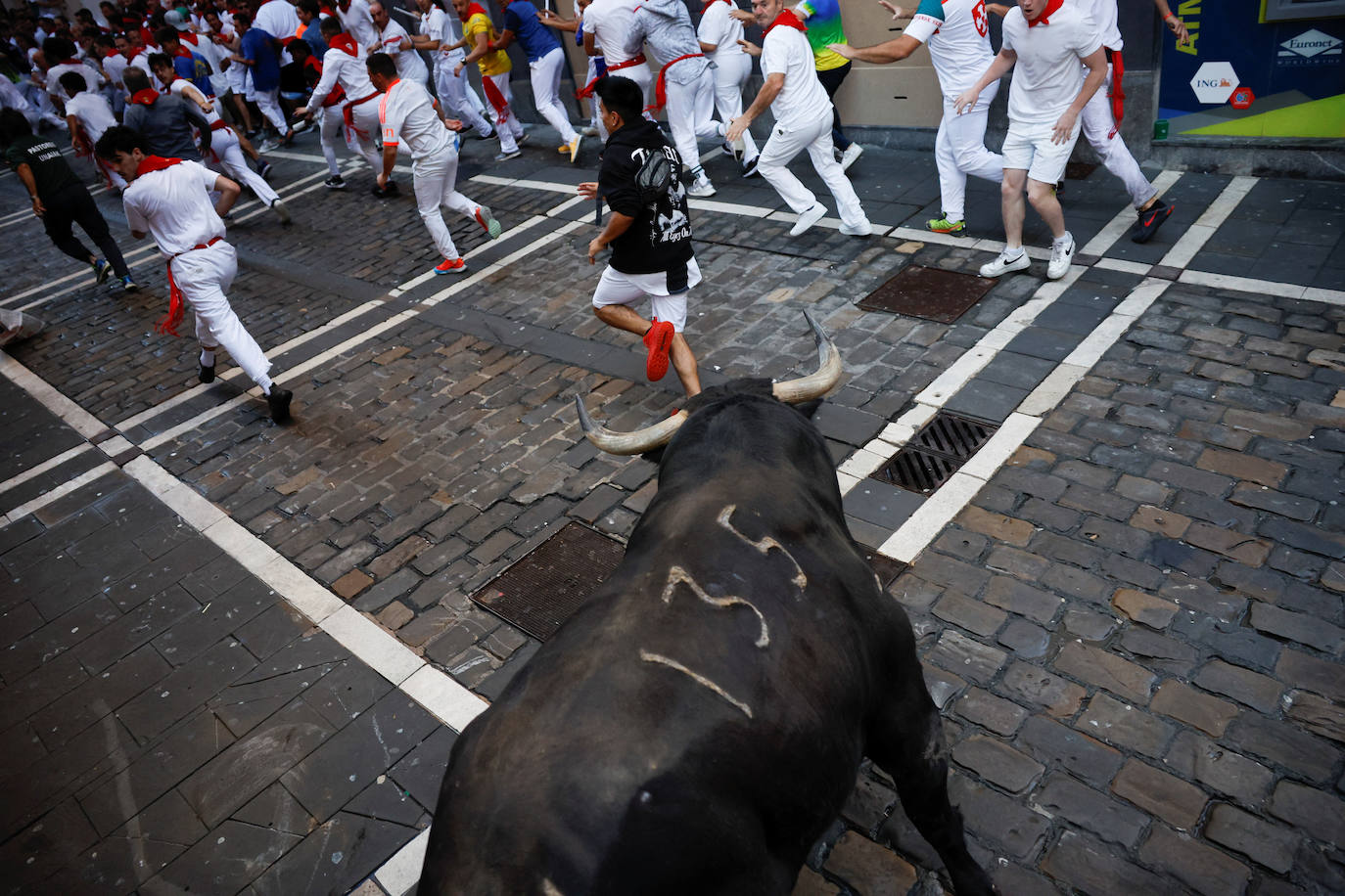 Mozos corriendo el segundo encierro.