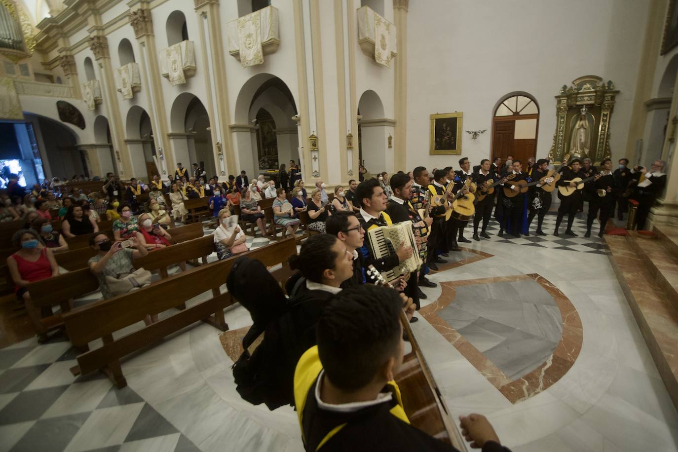 Fotos: Los tunos dedican su primera ronda a la Virgen del Carmen