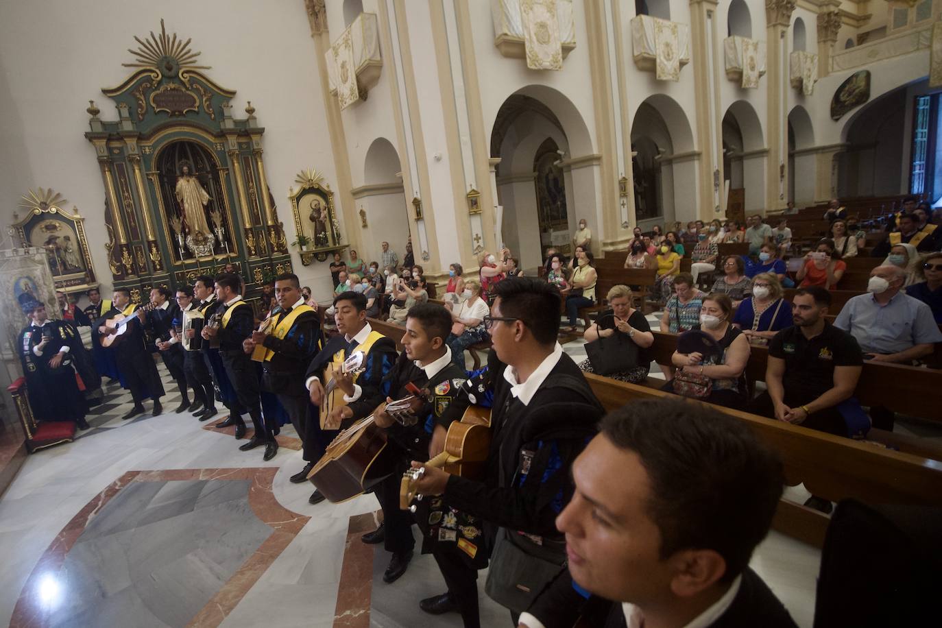 Fotos: Los tunos dedican su primera ronda a la Virgen del Carmen