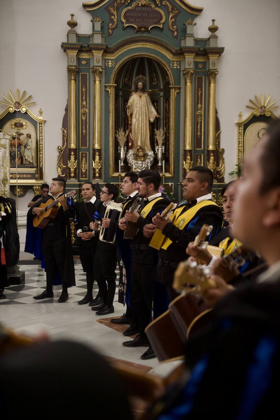 Fotos: Los tunos dedican su primera ronda a la Virgen del Carmen