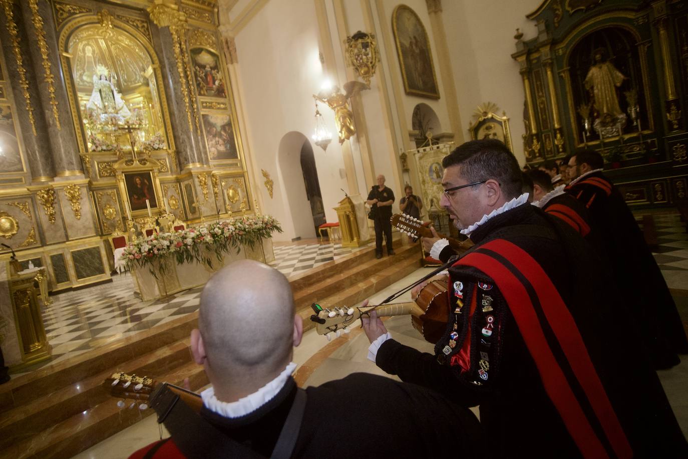 Fotos: Los tunos dedican su primera ronda a la Virgen del Carmen