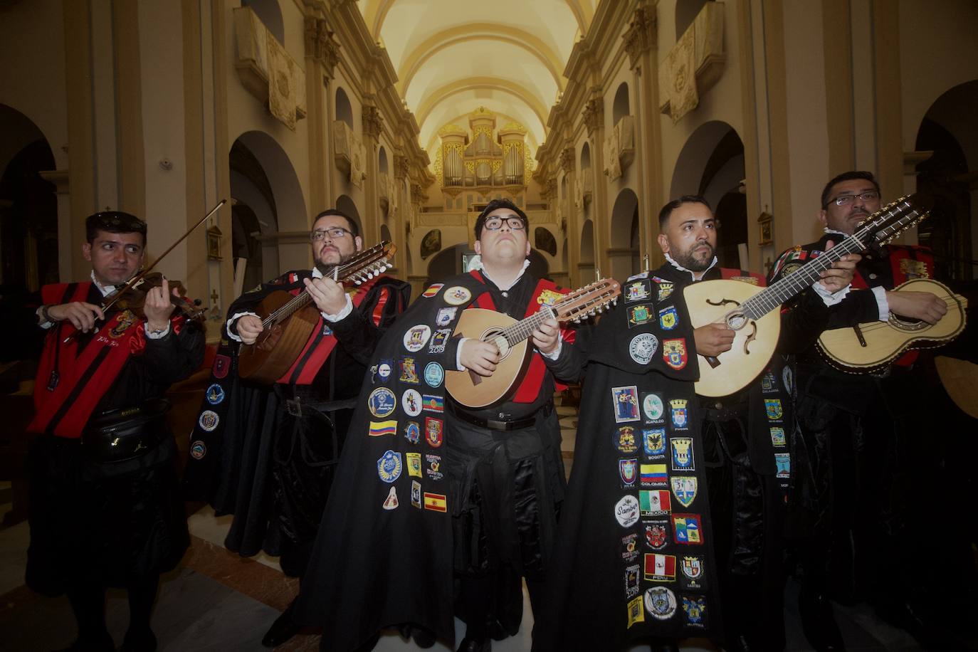 Fotos: Los tunos dedican su primera ronda a la Virgen del Carmen