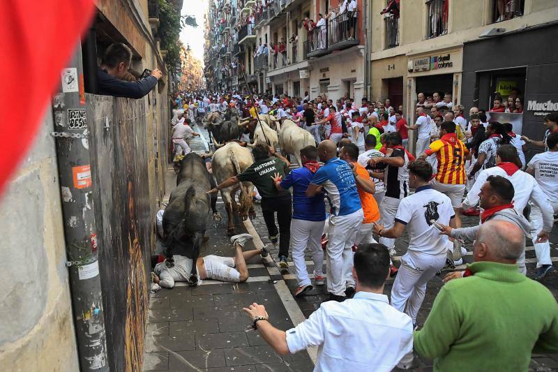 Se notaba que era sábado y la afluencia de gente en el recorrido del encierro ha sido más alta de lo habitual en una mañana fresca y soleada en el centro de Pamplona.