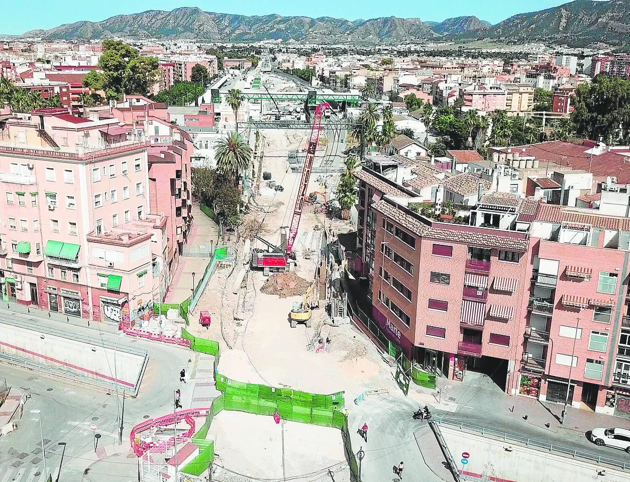 Construcción de las pantallas del soterramiento junto a la estación del Carmen, en dirección a Barriomar.