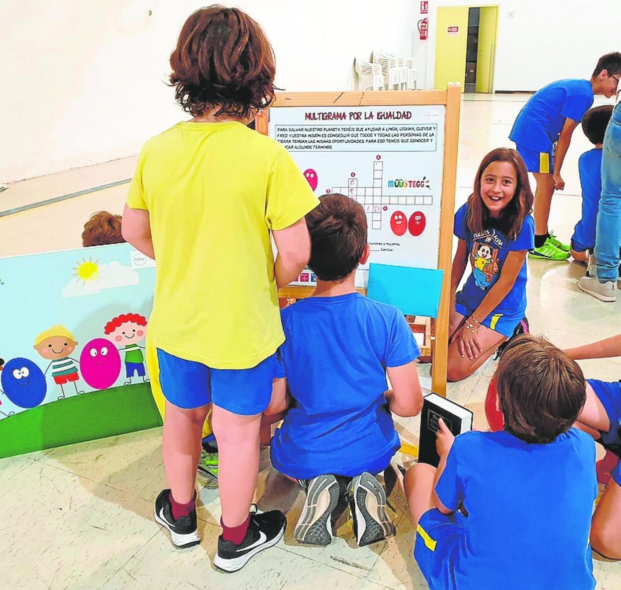 Alumnos de 5º de Primaria del colegio San Buenaventura Capuchinos, durante el 'mODStegg' 'escape room' organizado por HTBA. 