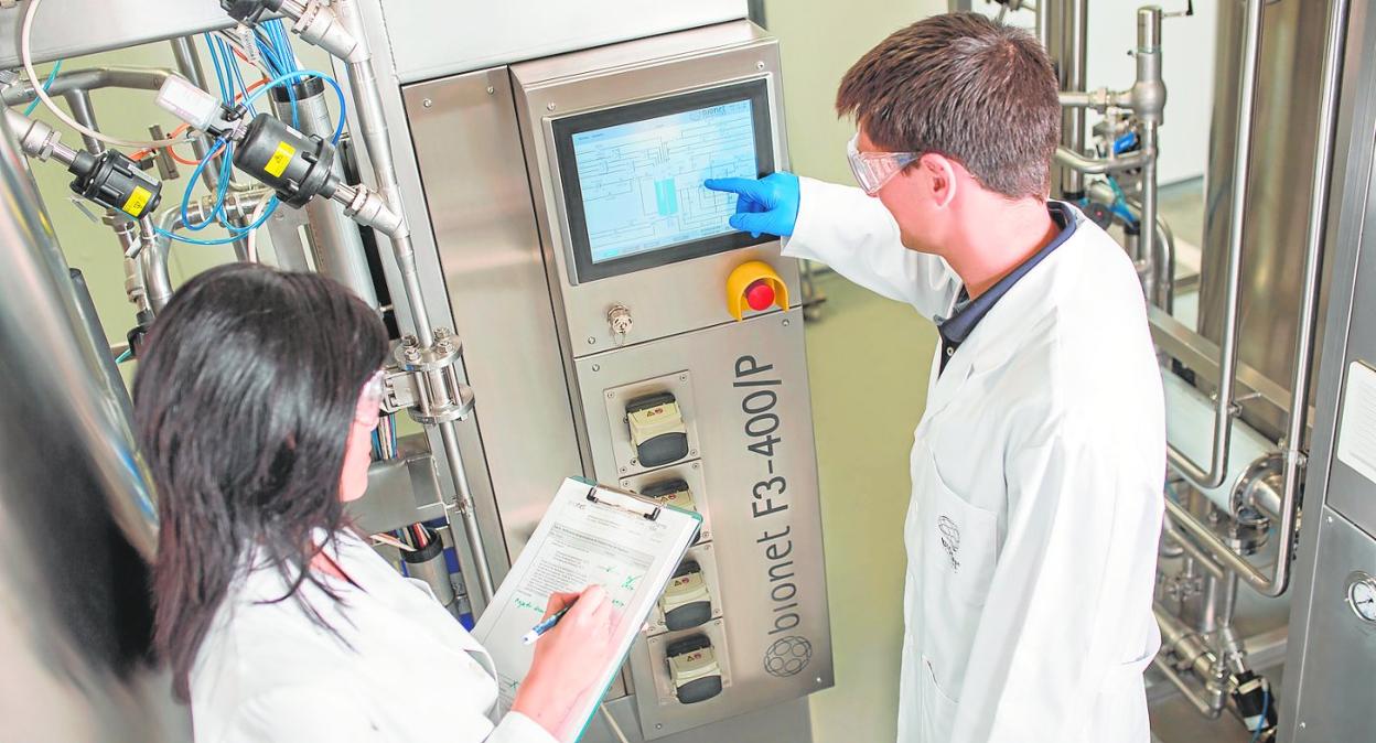 Dos empleados de Bionet, empresa de Fuente Álamo especializada en fabricar maquinaria para industrias químicas y farmacéuticas, en una imagen de archivo. 