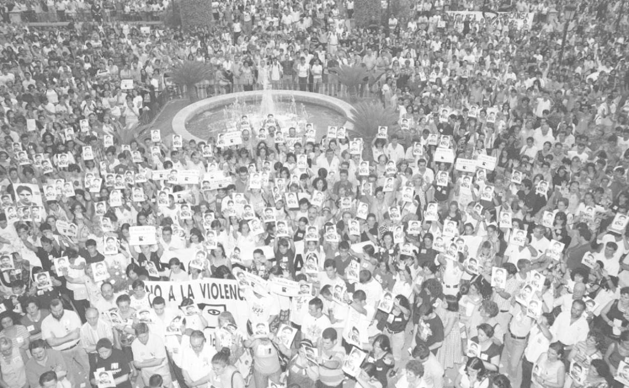 Multitud concentrada en la fuente de la Plaza Circular de Murcia para gritar contra ETA.