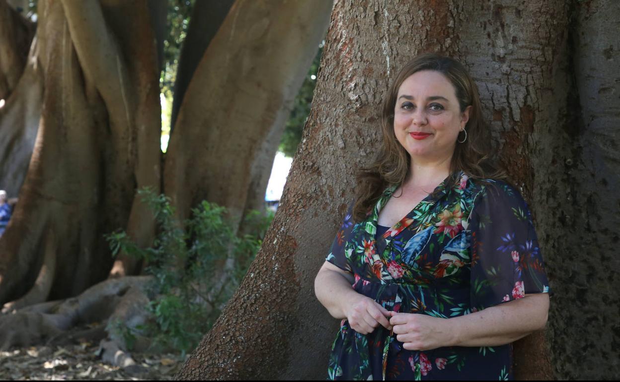 María Cruz Ferreira Costa, retratada en el jardín de Floridablanca de Murcia, su zona verde favorita de la ciudad.