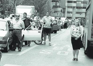 Imagen secundaria 1 - Arriba: Miradas perdidas, aplausos para Miguel Ángel en Murcia. Abajo: paro en la ciudad de Murcia en recuerdo del edil asesinado y una niña en brazos con una fotografía de Miguel Ángel Blanco. 