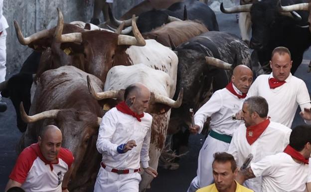 Los mozos corren delante de los toros durante el cuarto encierro. 