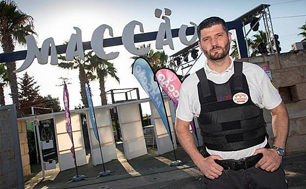 El vigilante de seguridad Sergio Duque, a las puertas de la discoteca Maccäo, en San Javier.