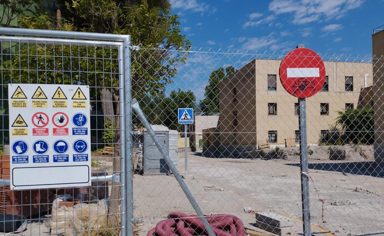 Zona del Hospital de Caravaca de la Cruz en obras, con los trabajos abandonados desde hace meses. 