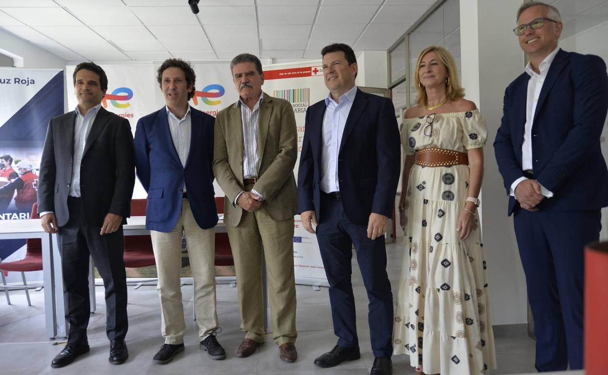 Imagen de representantes de TotalEnergies y Soltec Power Holdings tras la firma del acuerdo.