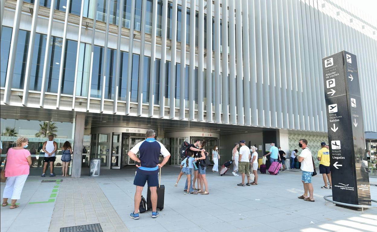 Viajeros en la terminal del aeropuerto regional.