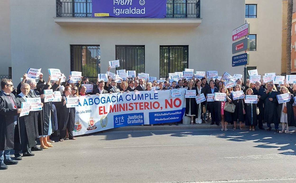 Protesta de los letrado de los colegios de abogados de Murcia, Cartagena y Lorca frente la Delegación del Gobierno de Murcia.