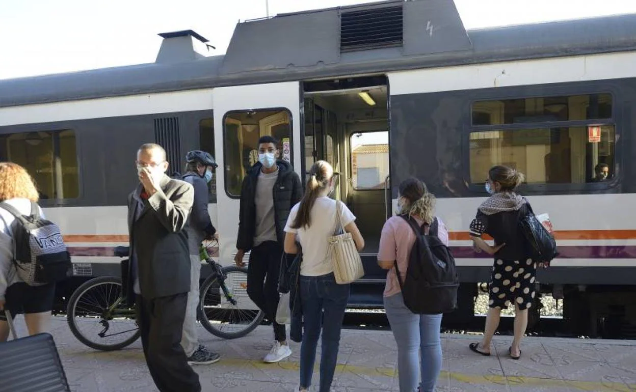 Los trenes de Cercanías y media distancia de Murcia, Cartagena, Lorca y serán gratis para los abonados | La Verdad
