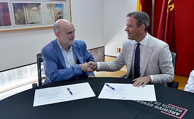 Fernando de la Cierva, nieto del inventor, y el consejero de Presidencia, Turismo, Cultura y Deportes, Marcos Ortuño, firman el acuerdo de cesión de los documentos.