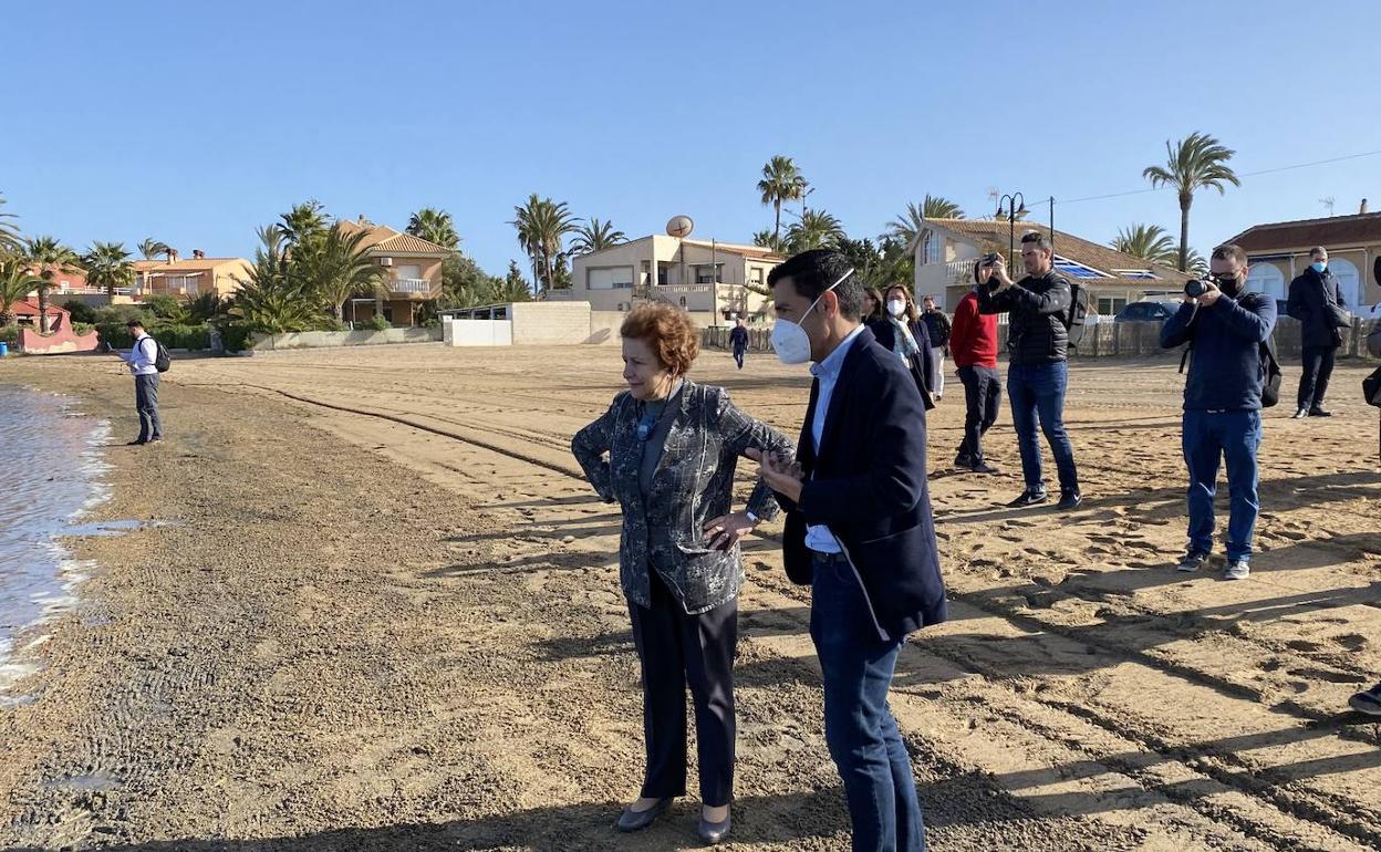 La eurodiputada Tatjana Zdanoka, que encabezó la delegación del Parlamento Europeo en febrero, inspecciona el Mar Menor, acompañada por Marcos Ros.