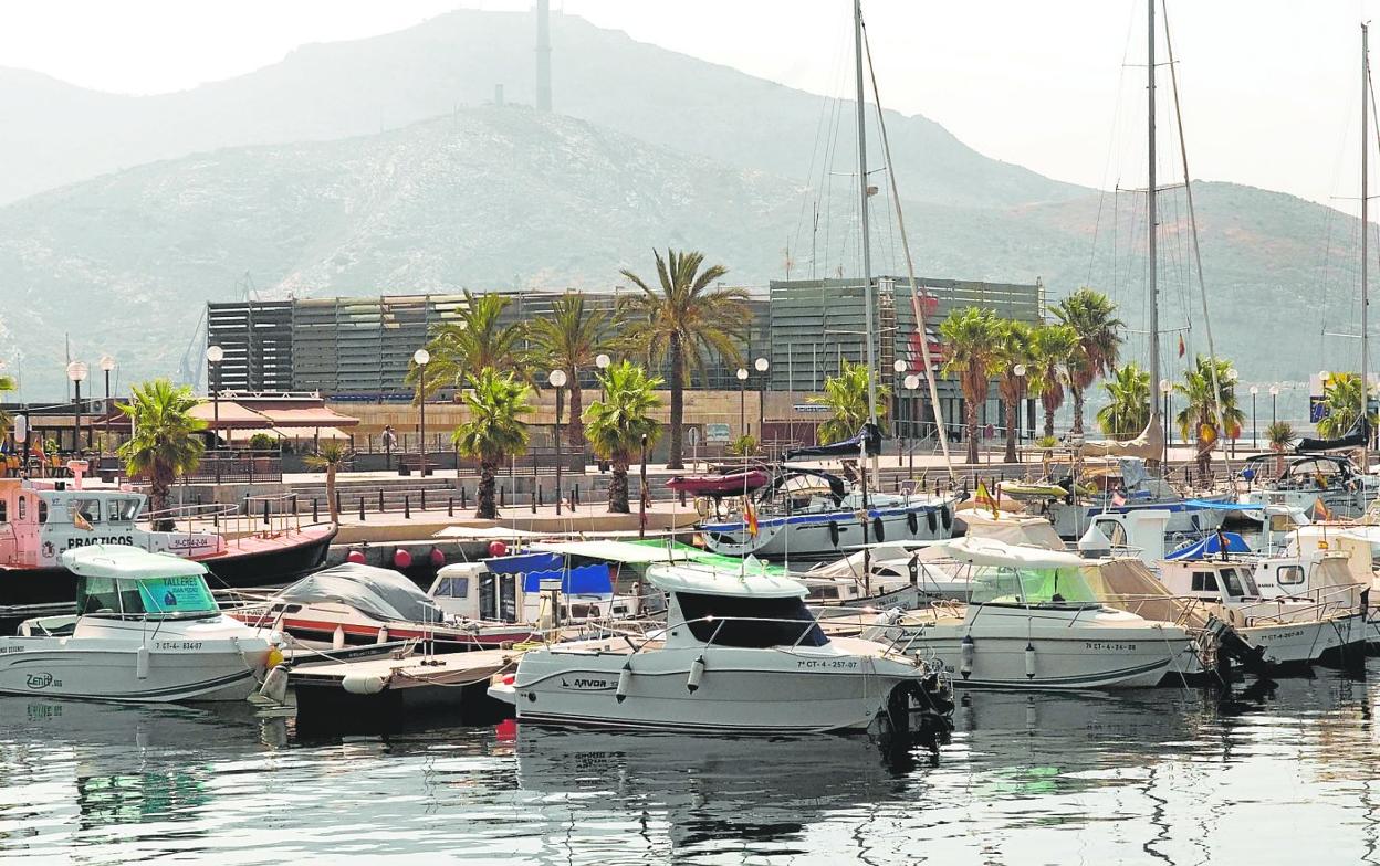 Vista del Club de Regatas de Cartagena desde el Paseo Alfonso XII. 