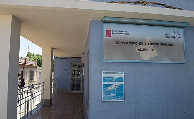 Entrada al centro de salud de Alumbres. 
