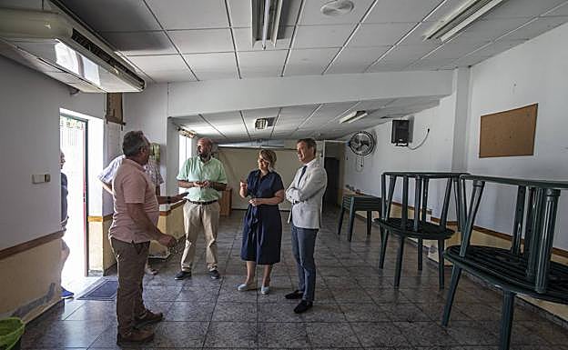 Visita al local social de San Ginés, ayer.