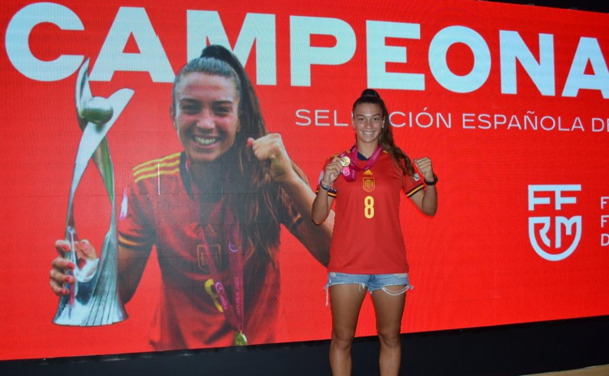 Silvia Lloris posa con la medalla de oro del Campeonato de Europa sub-19.