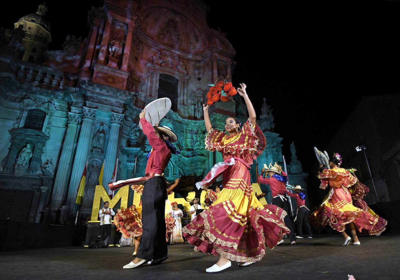 Fotos: Ritmos africanos y de Colombia, en el estreno del Festival de Folclore de Murcia