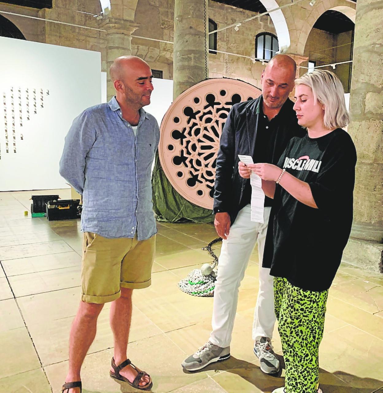 David Vicente y Priscila Ramal, ayer, con el edil Pedro García Rex. 