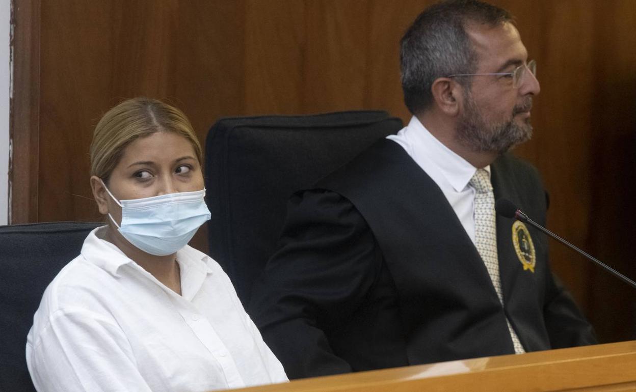 Sofía E.R., la acusada de matar de una cuchillada en el cuello a su marido en San Pedro, este viernes, en la primera sesión del juicio.