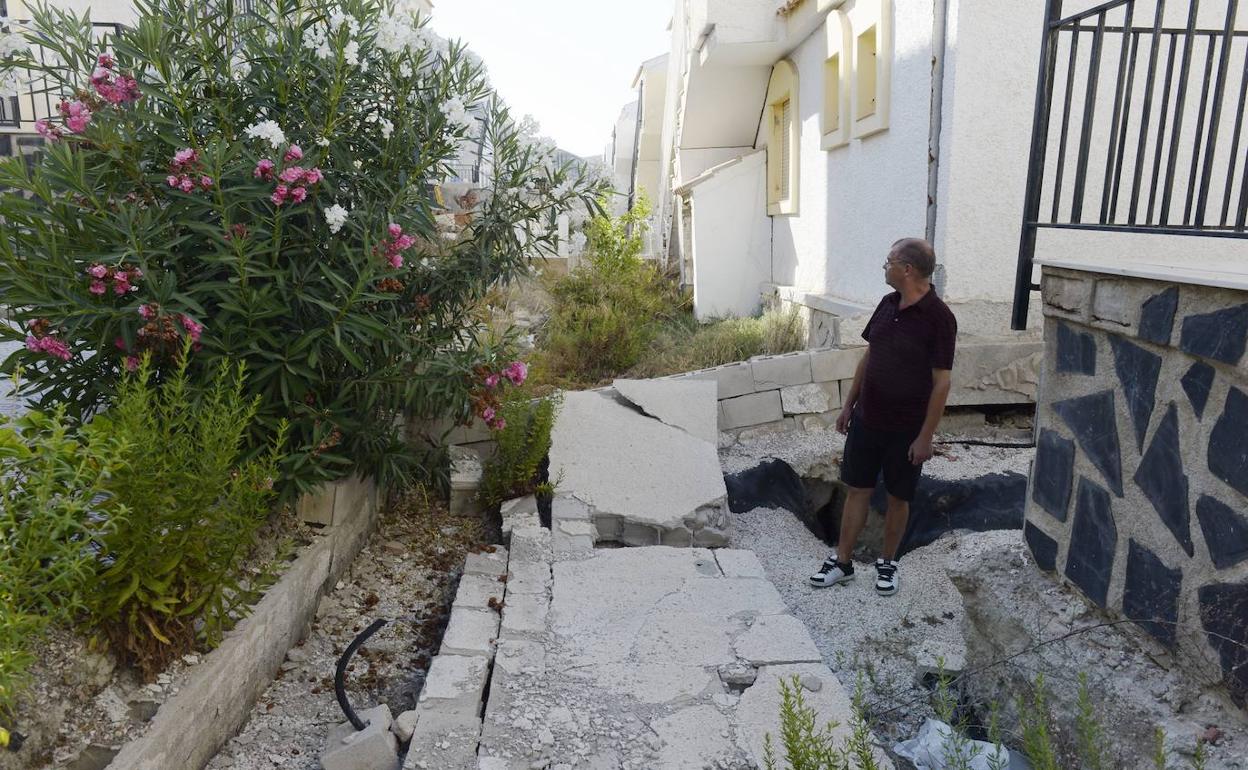 Un vecino observa los daños que ocasionaron las lluvias de septiembre 2014 en su vivienda de Camposol. 