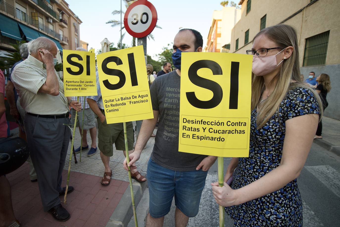Fotos: Plante vecinal en Espinardo porla supresión de 170 aparcamientos