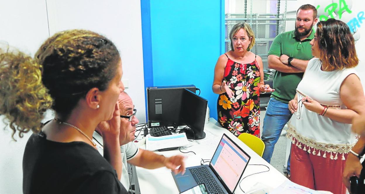 Los ediles López y Ballester (derecha), en su visita al banco de libros. 