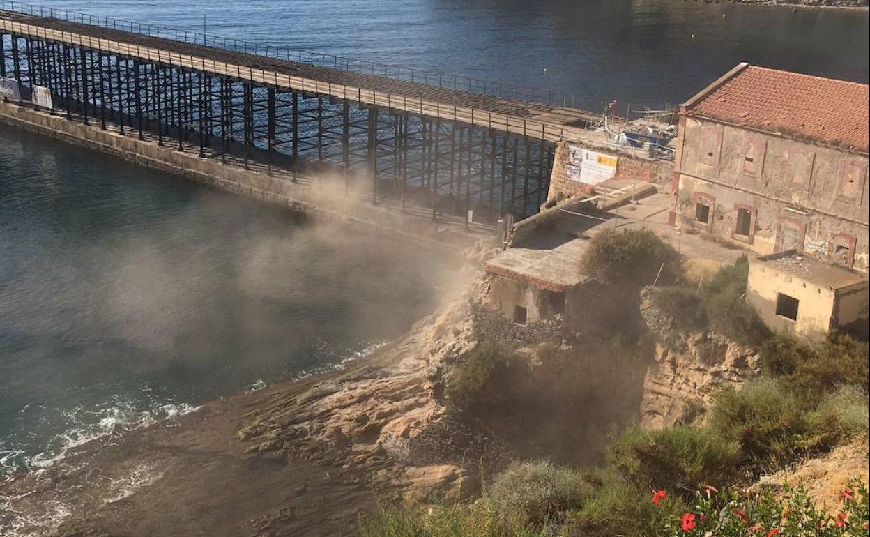 Nube de polvo provocada por las obras del embarcadero, este sábado.