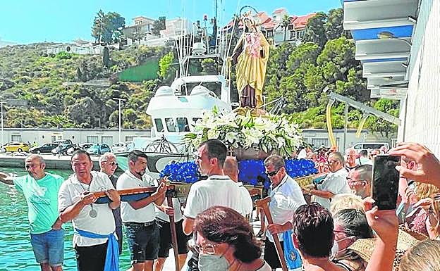 Los pescadores de la Cofradía de Mazarrón trasladan a la Virgen por el puerto pesquero, este sábado.