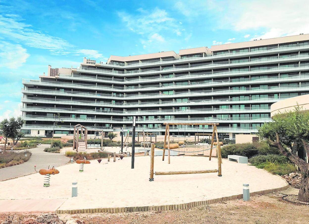 El residencial Los Flamencos se integra de forma sostenible en el entorno. 