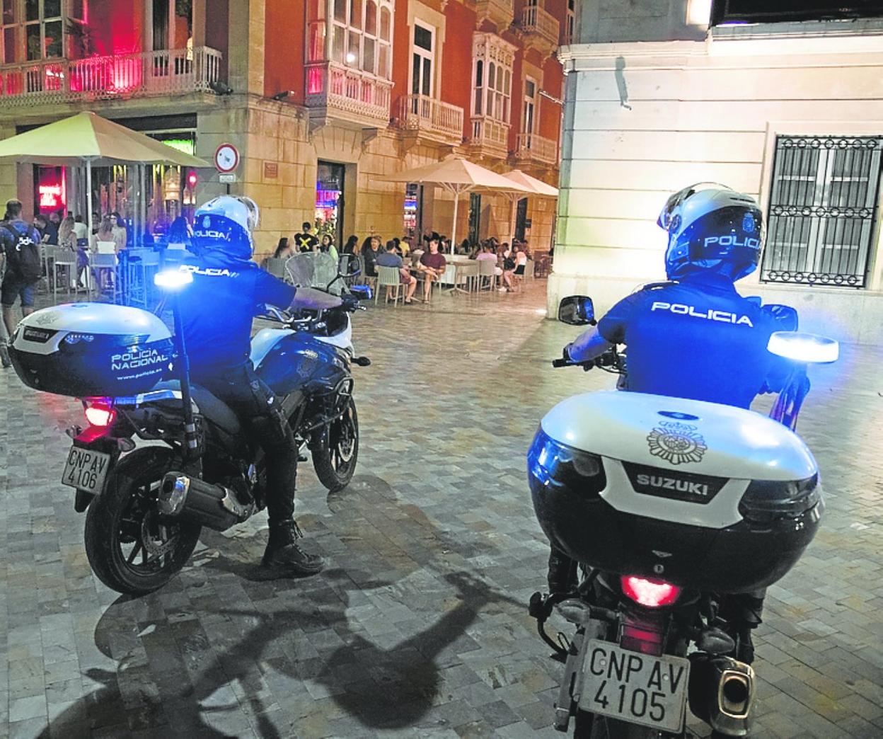 Dos motoristas en la plaza de San Sebastián, durante una patrulla. 