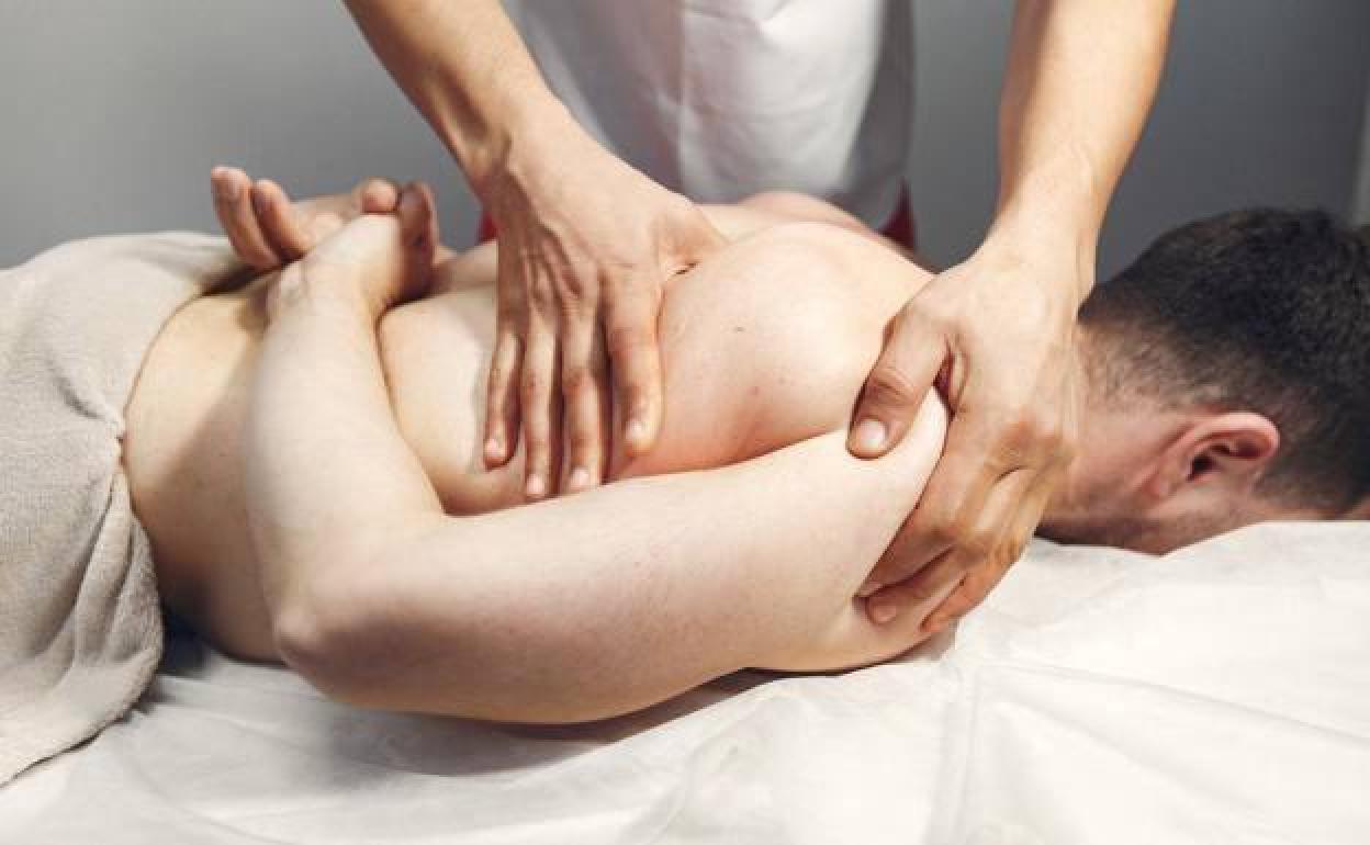 Imagen de archivo de un paciente en una consulta de fisioterapia.