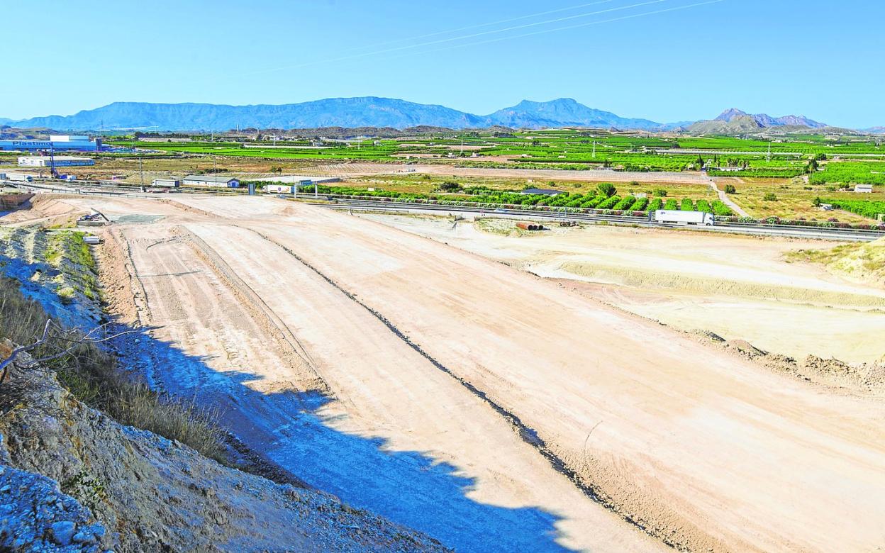Explanación del terreno para el entronque del Arco Noroeste con la autovía A-30 Cartagena-Madrid, que discurre al fondo. 