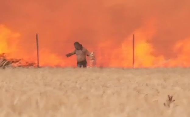 Secuencia del hombre envuelto en llamas en los incendios de Zamora.