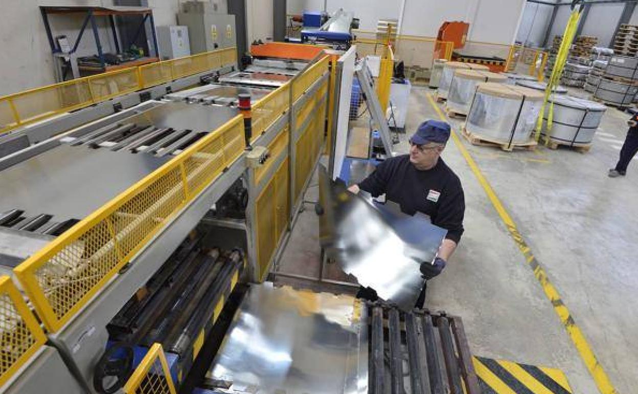 Instalaciones de una industria de hojalata en Molina de Segura, en una fotografía de archivo.
