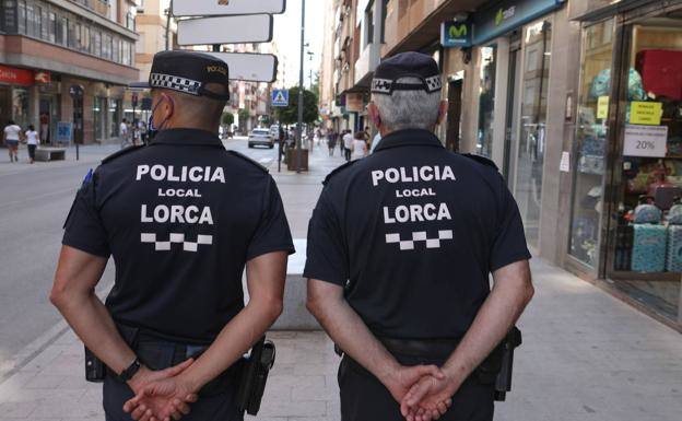 Dos agentes de la Policía Local de Lorca, en una imagen de archivo.