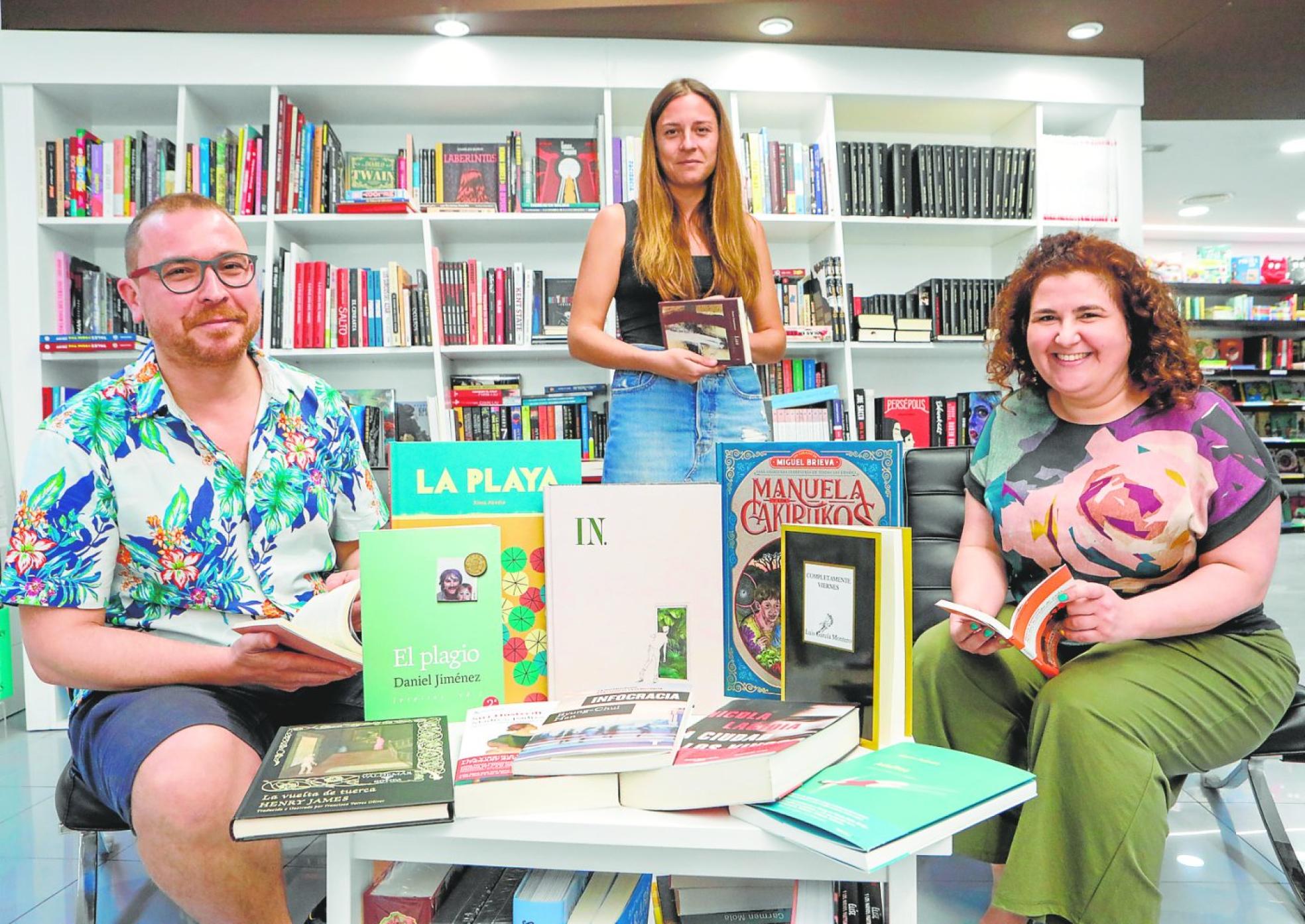 La recomendación de los libreros. Los lorquinos Roger yVerónica Martínez, dueños de la librería Futuro Imper-to, sentados. De pie, Celia González. JAIME INSA / AGM