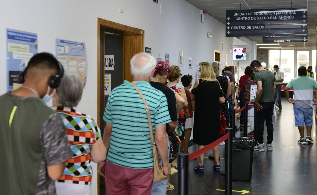 Pacientes hacen cola en el Centro de Salud de San Andrés en una imagen de archivo. 