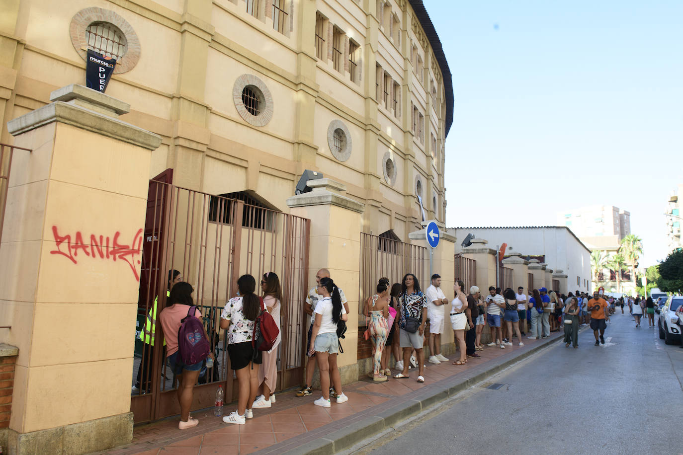 Fotos: Largas colas en la Plaza de Toros de Murcia para ver a Maluma