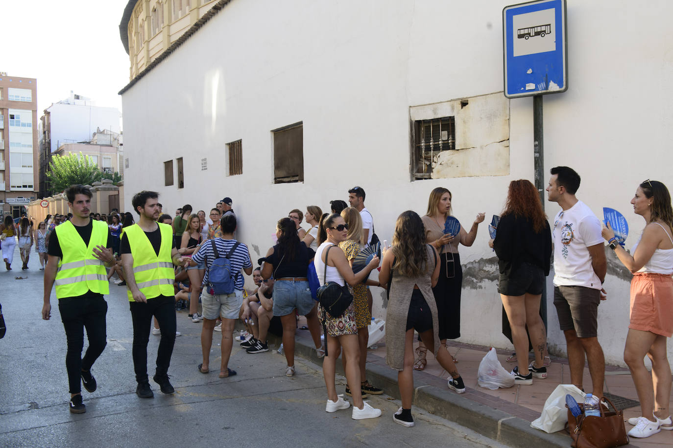 Fotos: Largas colas en la Plaza de Toros de Murcia para ver a Maluma