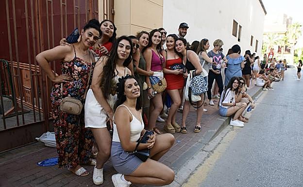 Galería. Largas colas en la Plaza de Toros de Murcia para ver a Maluma